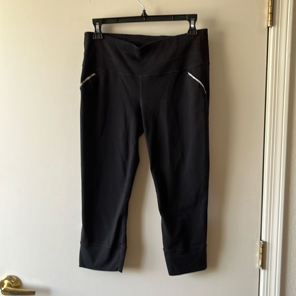 Athleta Women’s Replay Reflective Cropped Leggings Size M GUC Black